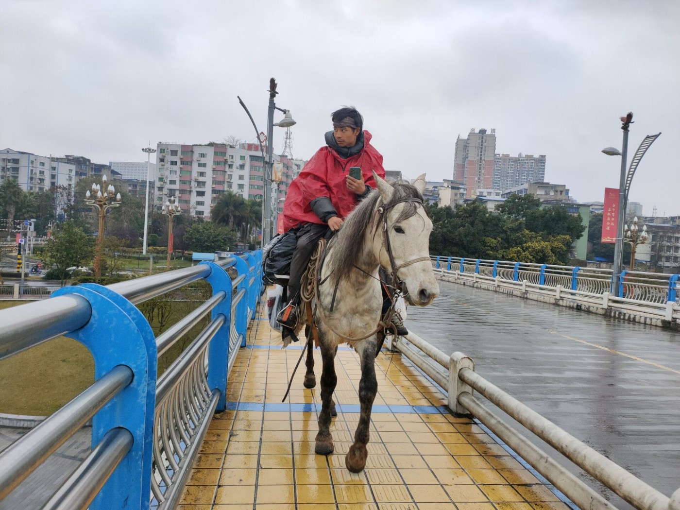 小伙子历经半年从新疆骑马回重庆今天路过南充