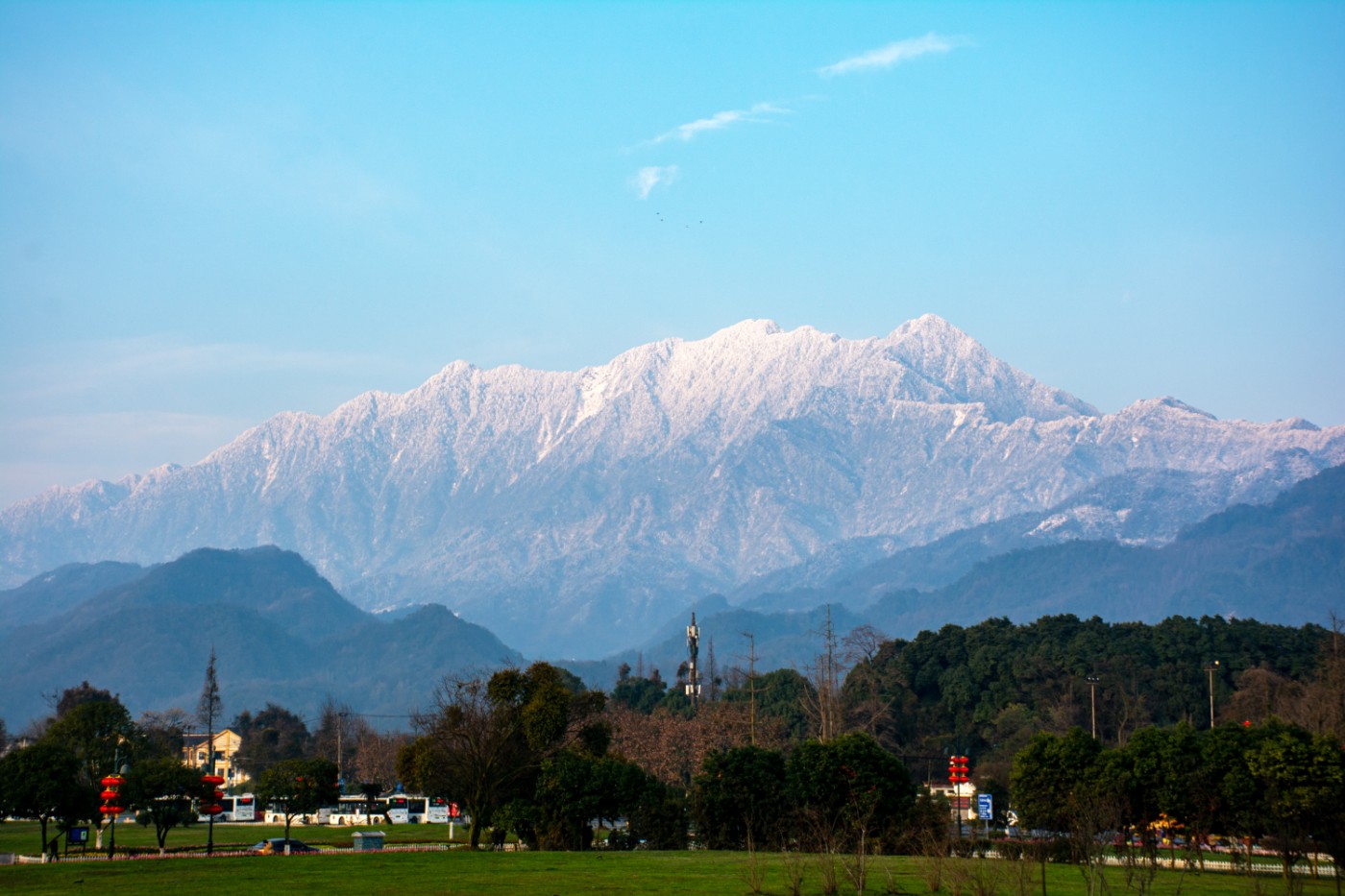 都江堰龙池雪山图片