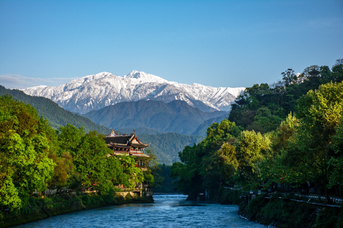 都江堰龙池雪山图片