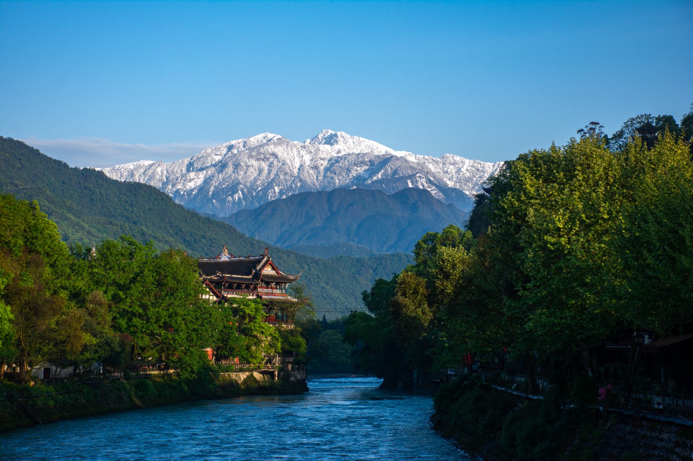 都江堰龙池雪山图片