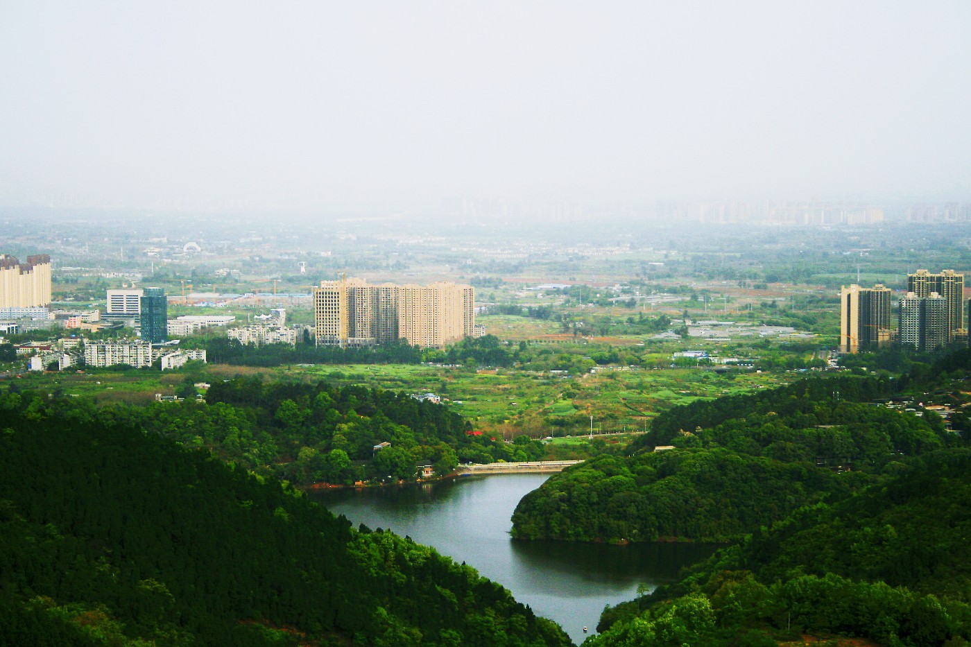 現在很火的成都市民夜行龍泉山觀日出的鐘家山觀景臺(白天)-龍泉驛