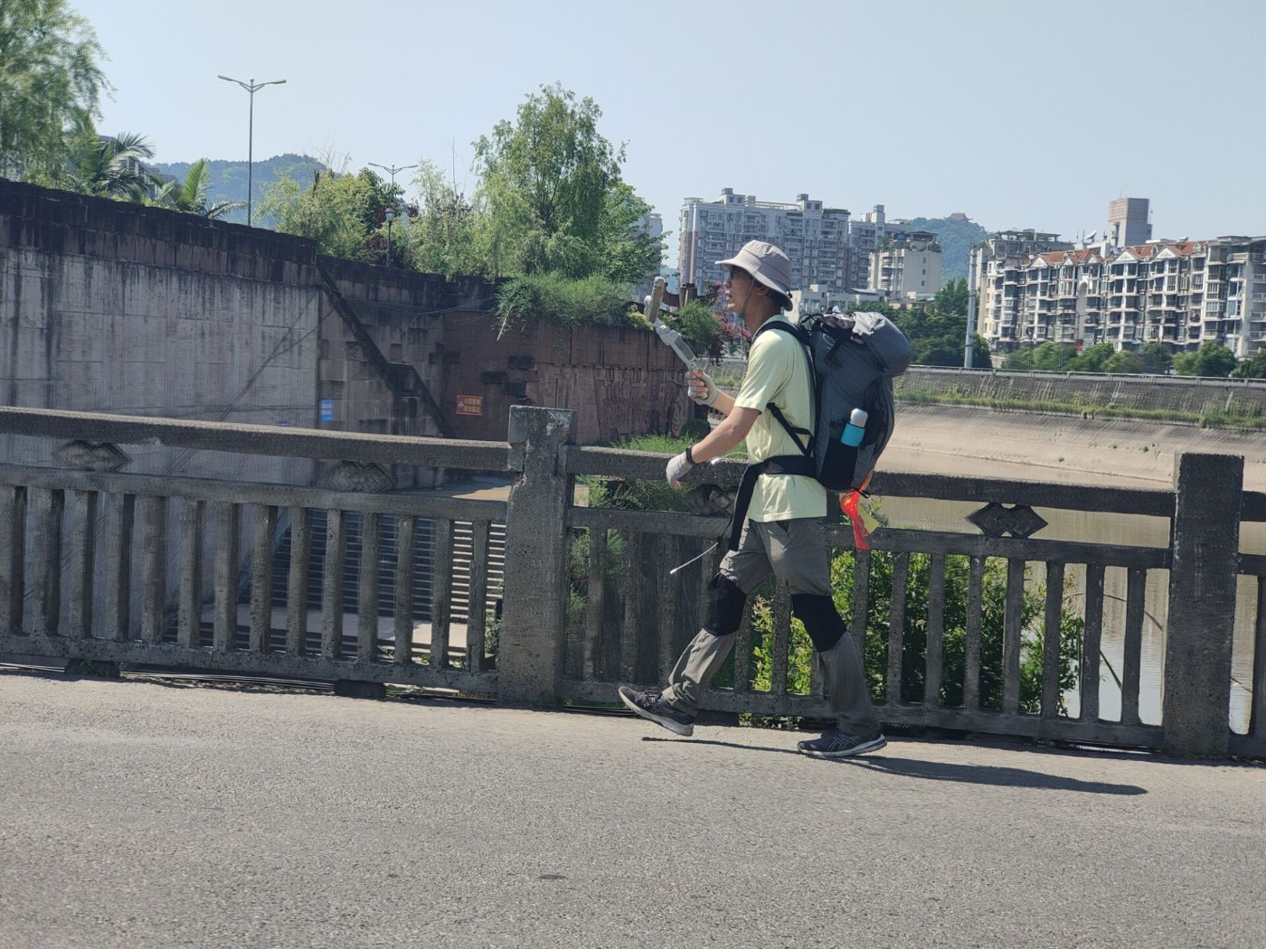 這個是叫東呱的徒步318國道全程月初路過南充