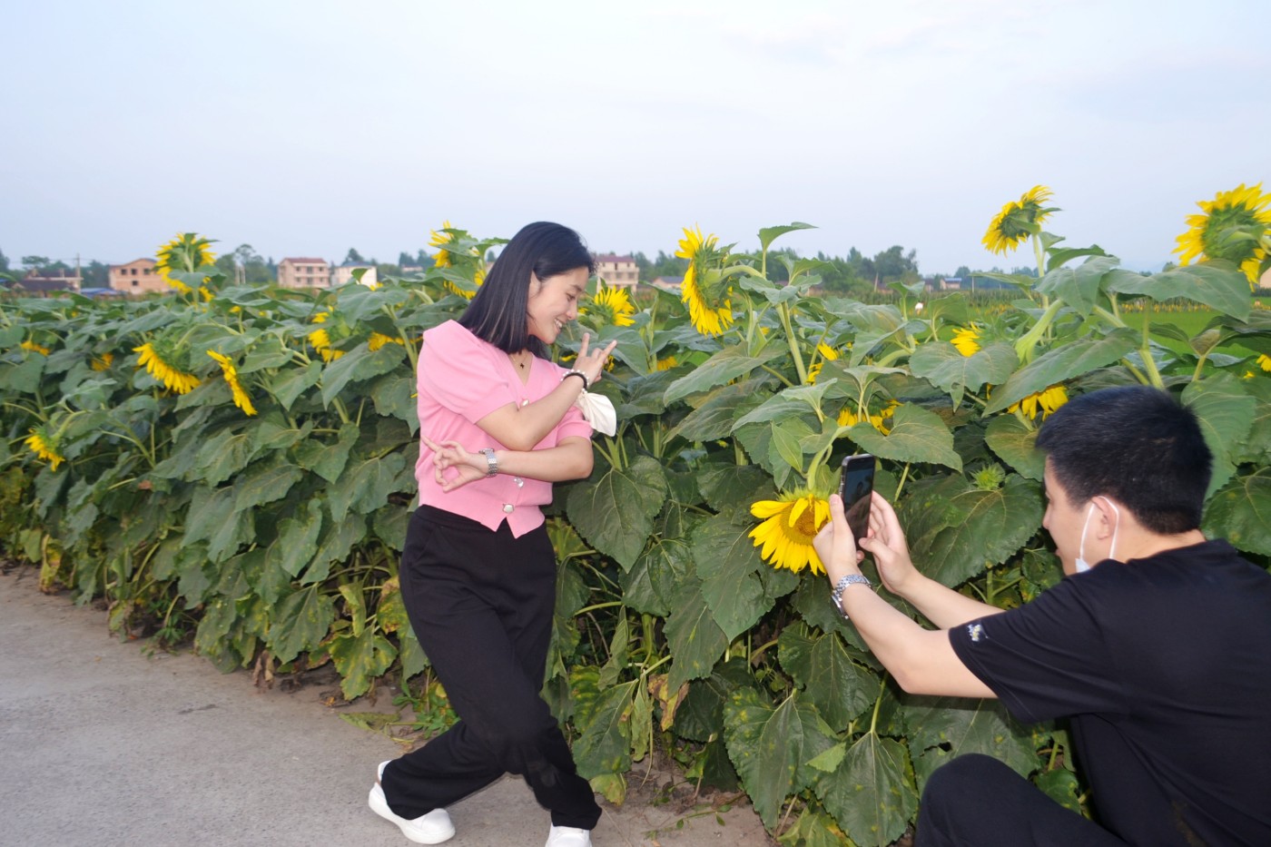 这优雅大方的赏花美女