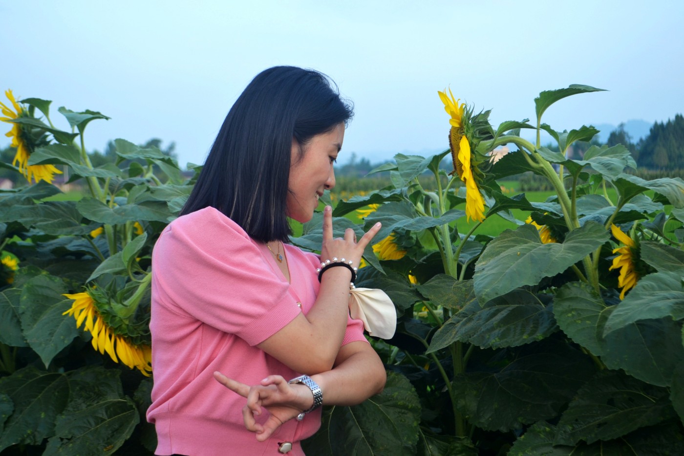 这优雅大方的赏花美女