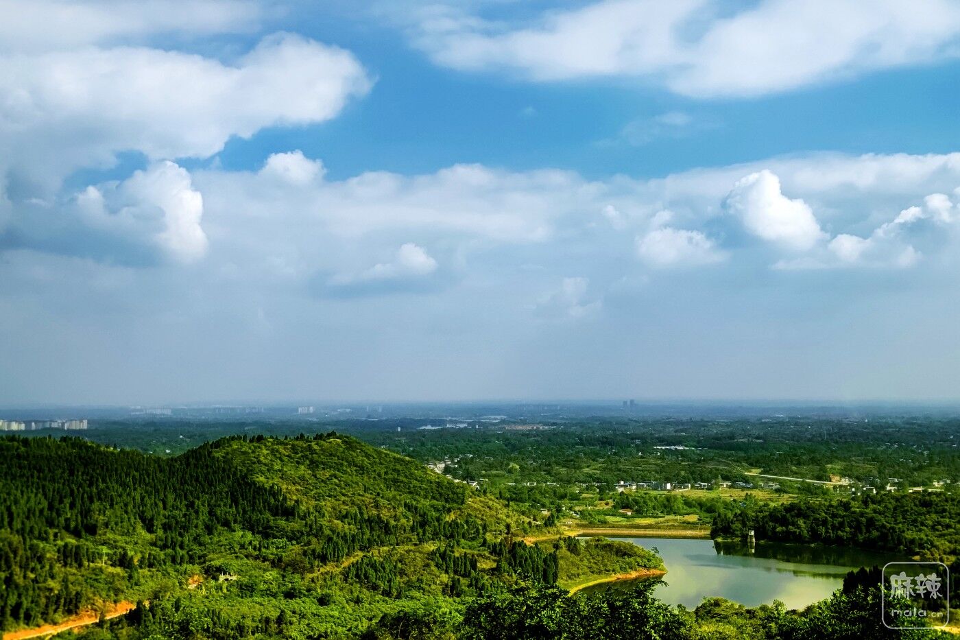 仁寿县高家镇牛角寨叫鹰头咀的山顶上新建了一个观景平台,目测要火