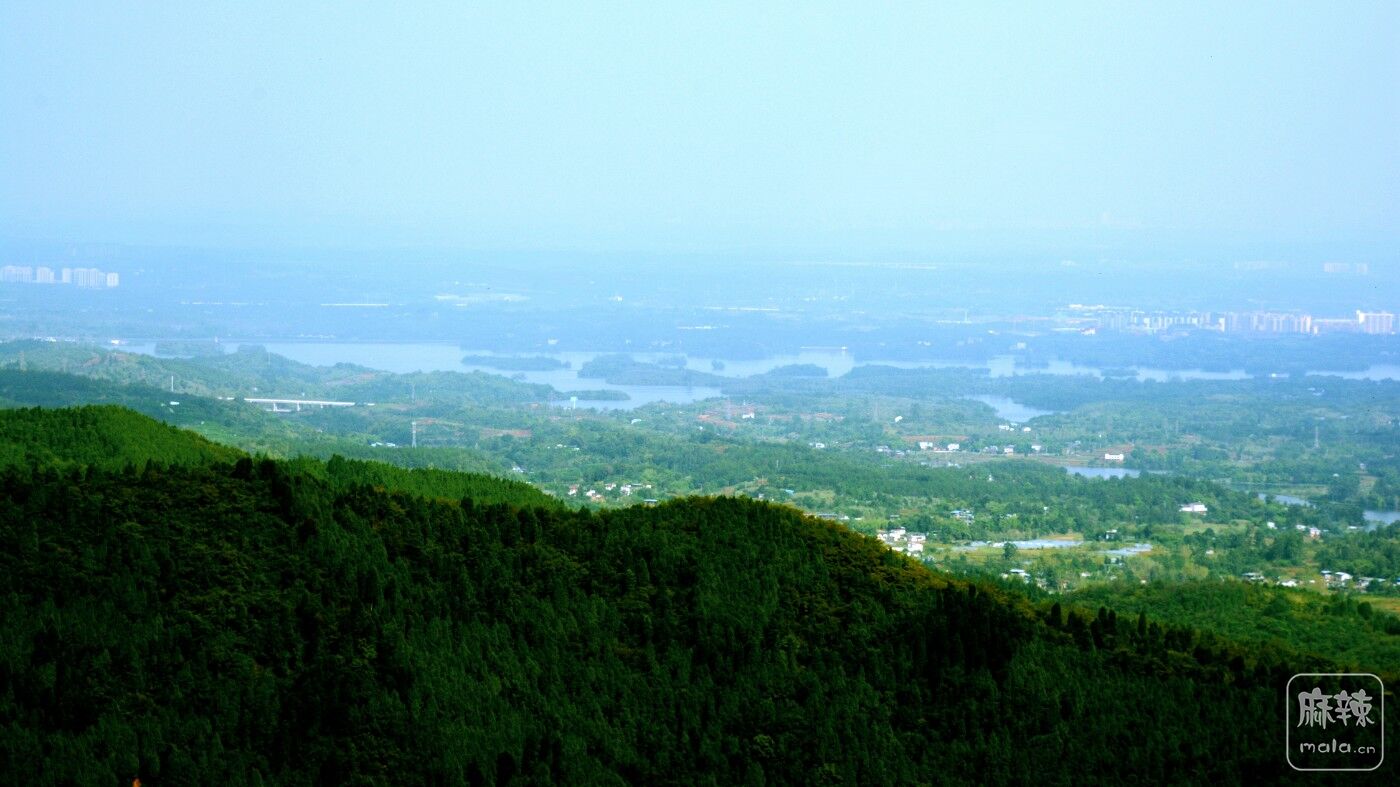 仁寿县高家镇牛角寨叫鹰头咀的山顶上新建了一个观景平台,目测要火