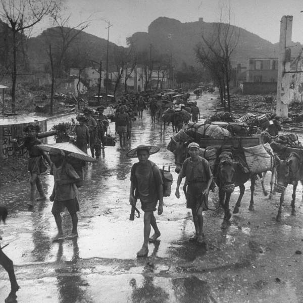 ֣Chinese foot soldiers, wearing straw sandals, entering the city..jpg