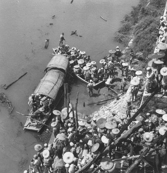 ֣Chinese foot soldiers being transported by boats..jpg