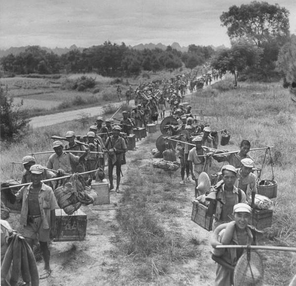 ֣Chinese foot soldiers, wearing straw sandals, advancing on the city..jpg