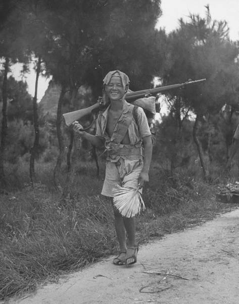֣Chinese soldier wearing straw sandals and carrying his gun..jpg