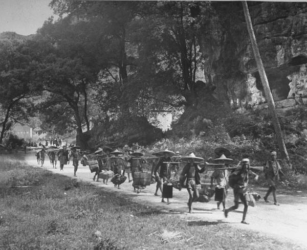 ֣Chinese soldiers wearing straw sandals and carrying a load on thier backs..jpg