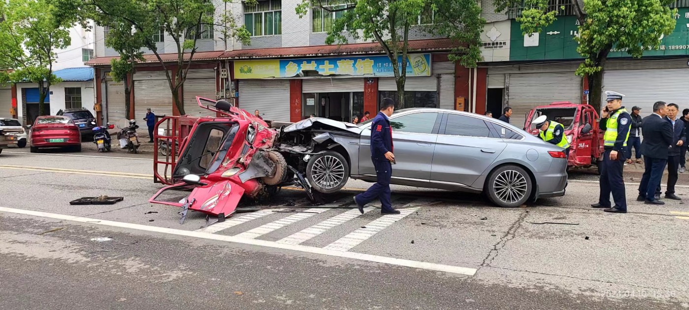 三轮车交通事故图片