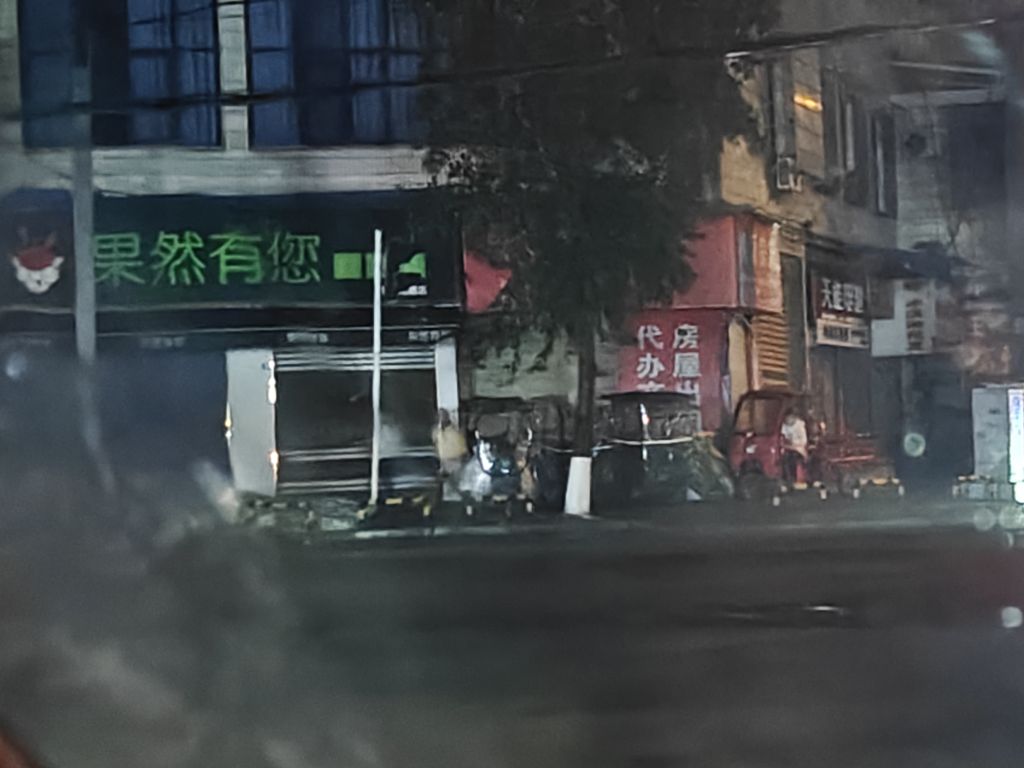 �Ĵ�ʡ�㰲�������ء�����·��潣�����վ��Ů��