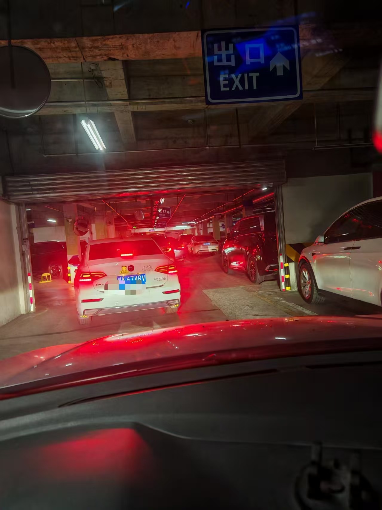 �⻪����A��B��ÿ������ͣ�����ڶ��Ŷ�ӵ��