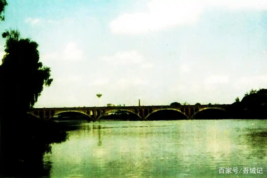 2cf5e0fe9925bc31db57efdfb73ec2b6ca13705c.jpg