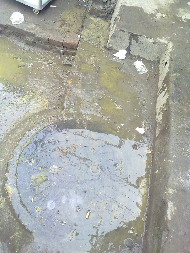 草坝街上粪水漫,路人车辆行路难,政府部门无人管,笑遥曝光媒体观!