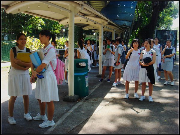 在去关口看到的新加坡中学生.jpg