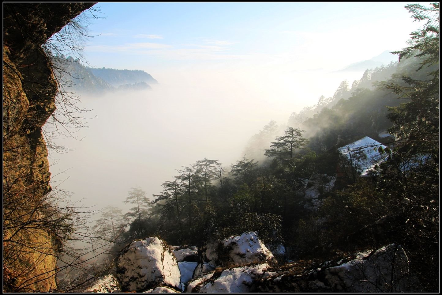 山裡的天氣,剛才還是晴空高照,轉瞬就是霧氣瀰漫.