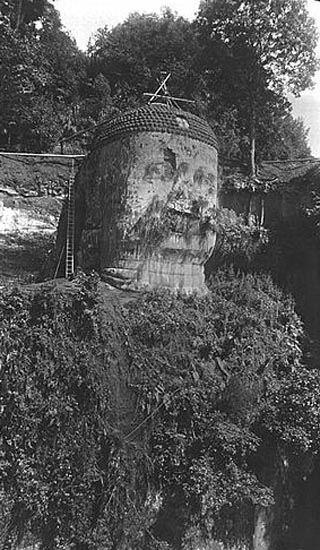 历经沧桑的乐山大佛