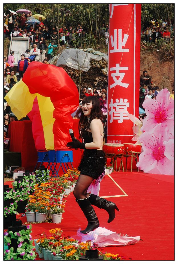 2010年3月20日蓬安河舒桃花节开幕式上一美女在烈火中永生(照片为证)