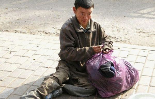 街头乞丐从健全人变成残疾人的惊人过程(图)