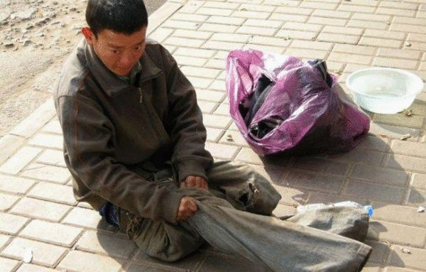街头乞丐从健全人变成残疾人的惊人过程(图)