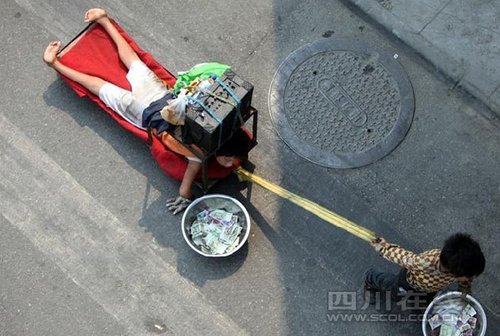 小孩要饭的图片图片