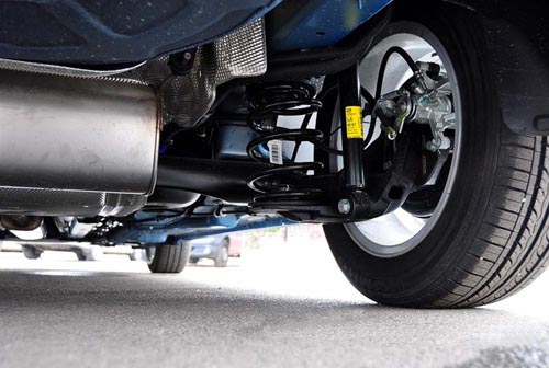 科鲁兹的后悬挂除了没有瓦特连杆外与英朗基本一样,都为非独立的扭力