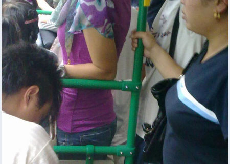 公交车上拍到猥琐男紧贴女子身后