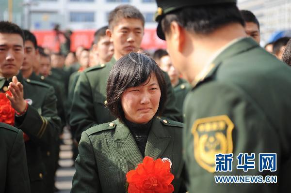 高清:武警退伍女兵的微笑与眼泪